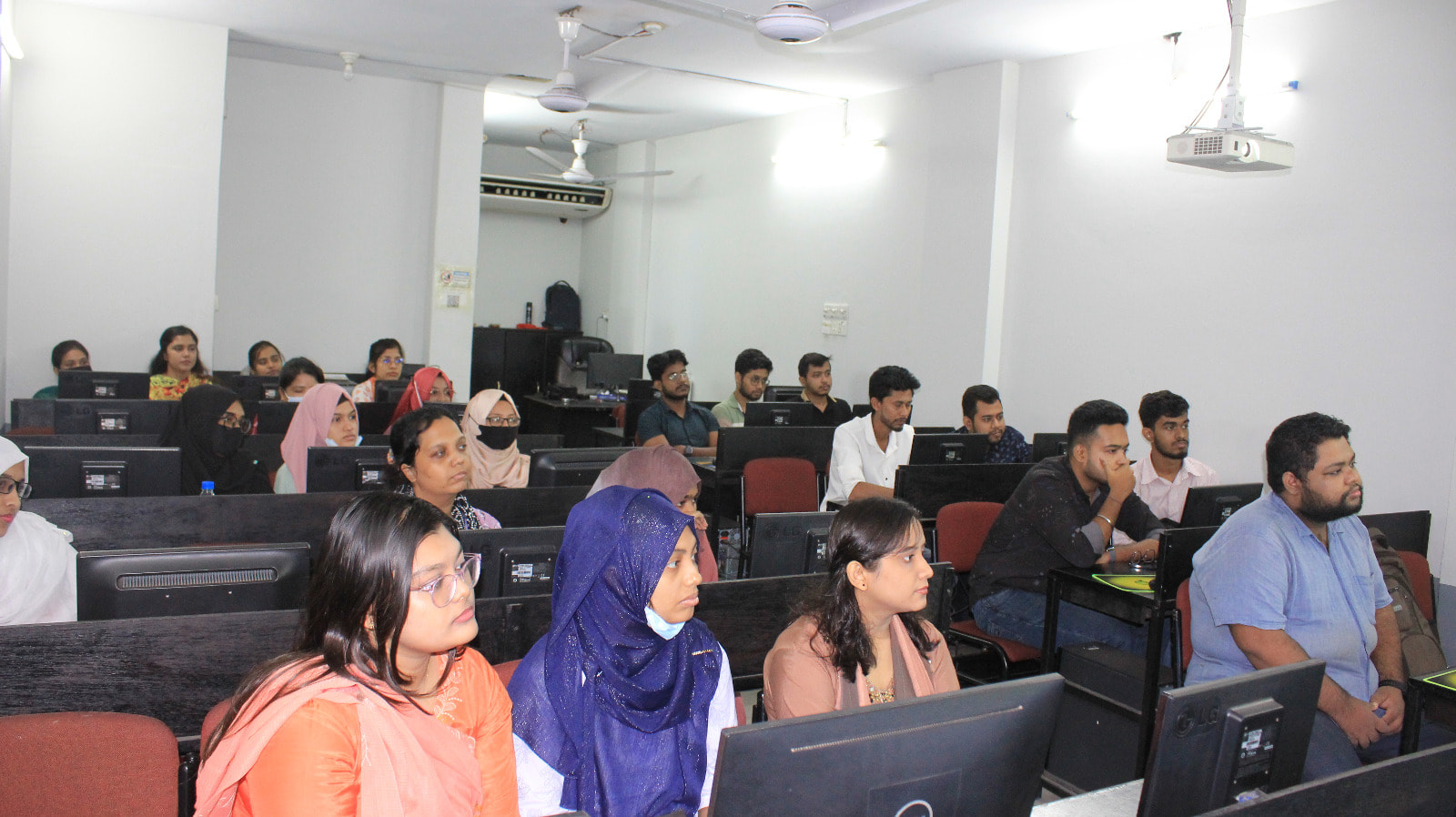 Britannia University Hosts Workshop on “𝗖𝗮𝗿𝗲𝗲𝗿 𝗶𝗻 𝗦𝗼𝗰𝗶𝗮𝗹 𝗠𝗲𝗱𝗶𝗮 𝗠𝗮𝗻𝗮𝗴𝗲𝗺𝗲𝗻𝘁”